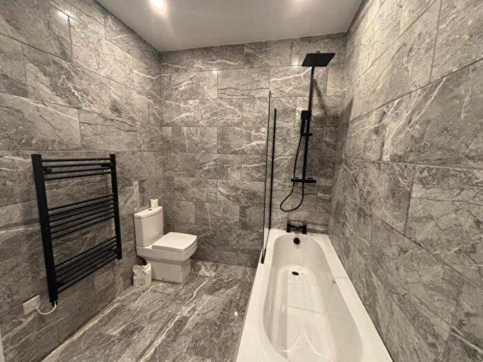 2 Bedroom House To Rent In College Street, SA18