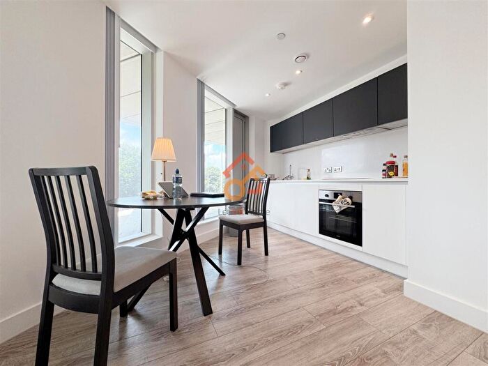 2 Bedroom Flat To Rent In Silvercroft Sreet, Manchester, M15