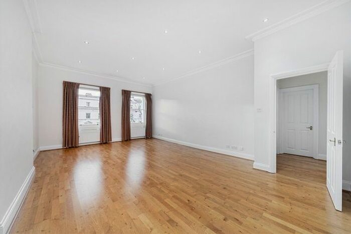 3 Bedroom Flat To Rent In Queen's Gate, London, SW7