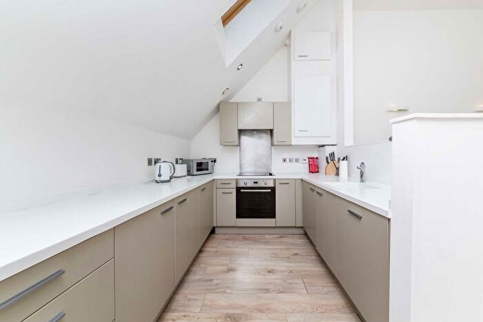 2 Bedroom Flat To Rent In Trevanion Road, London, W14