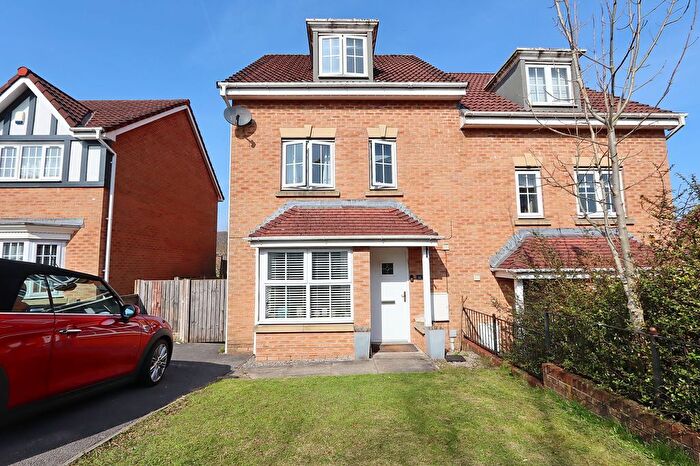 3 Bedroom Semi-Detached House To Rent In Dingle Close, Radcliffe, M26