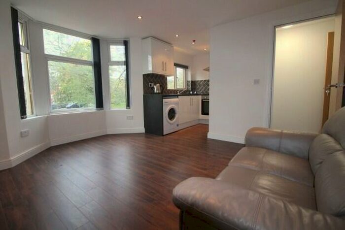 2 Bedroom Flat To Rent In Rhigos Gardens Cardiff, CF24