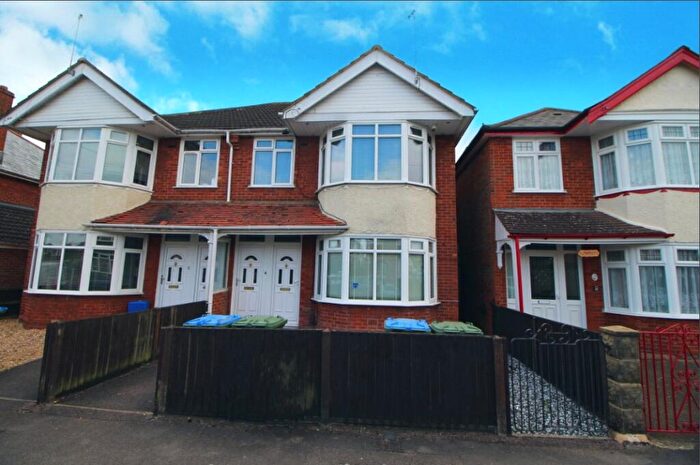 1 Bedroom Flat To Rent In Dawlish Avenue, Southampton, Hampshire, SO15