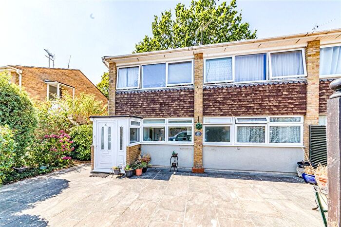 2 Bedroom Maisonette For Sale In Old Orchard, Byfleet, West Byfleet, Surrey, KT14