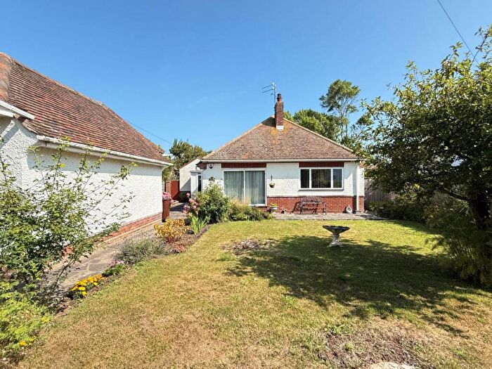 3 Bedroom Detached Bungalow For Sale In Pole Barn Lane, Frinton-on-sea, CO13