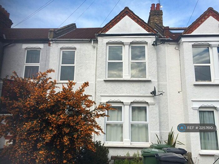 3 Bedroom Flat To Rent In Pattendon Road, London, SE6