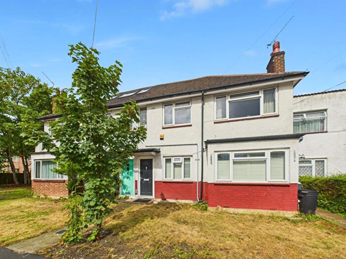 2 Bedroom Maisonette For Sale In Elm Avenue, Ruislip, HA4