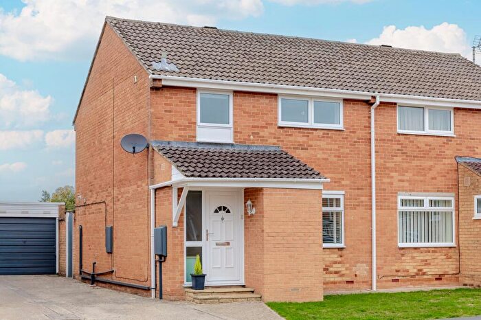 3 Bedroom Semi-Detached House For Sale In Cherry Close, Kidlington, OX5