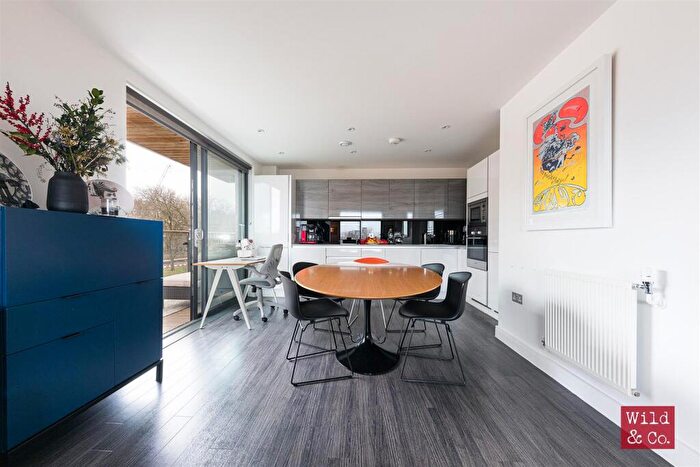 2 Bedroom Flat To Rent In Essex Wharf, Hackney, E5