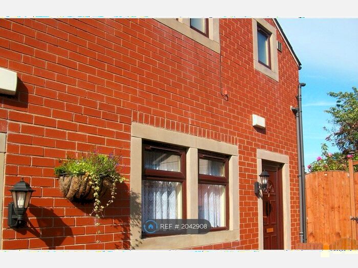 Studio To Rent In Smithybridge, Littleborough, OL15