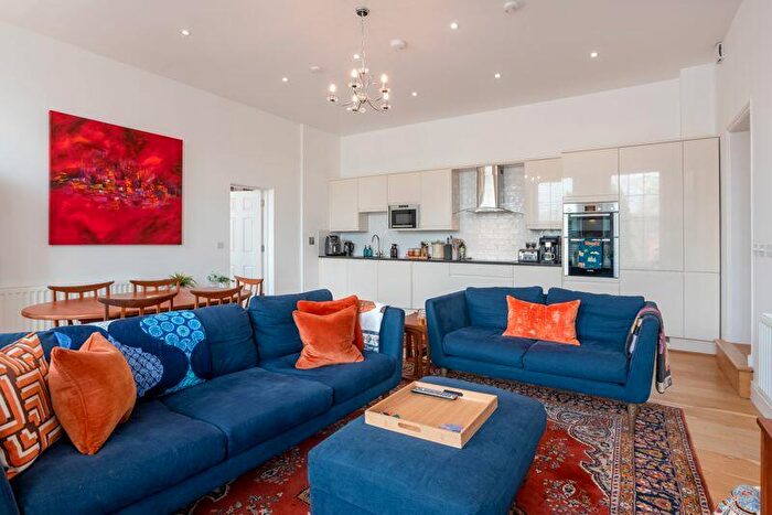 2 Bedroom Apartment To Rent In South Bar Street, Banbury, Oxfordshire, OX16