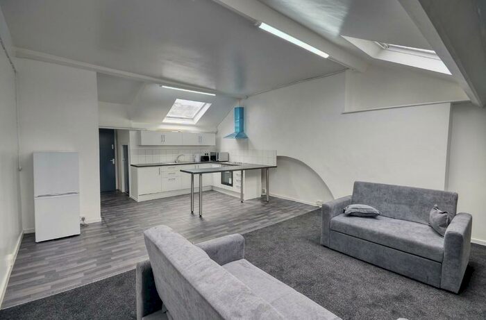 3 Bedroom Apartment To Rent In Large First Floor Flat, Darwen Street, Blackburn, BB2