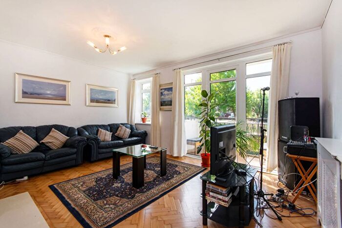 2 Bedroom Flat For Sale In Dulwich Common, East Dulwich, London, SE22