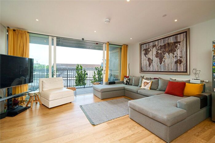 3 Bedroom Flat For Sale In Greyhound Parade, London, SW17