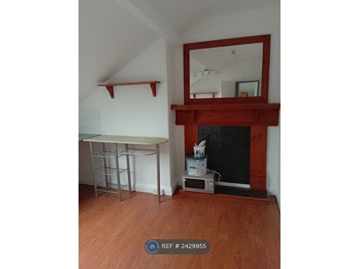 1 Bedroom Flat To Rent In Brompton View, Leeds, LS11