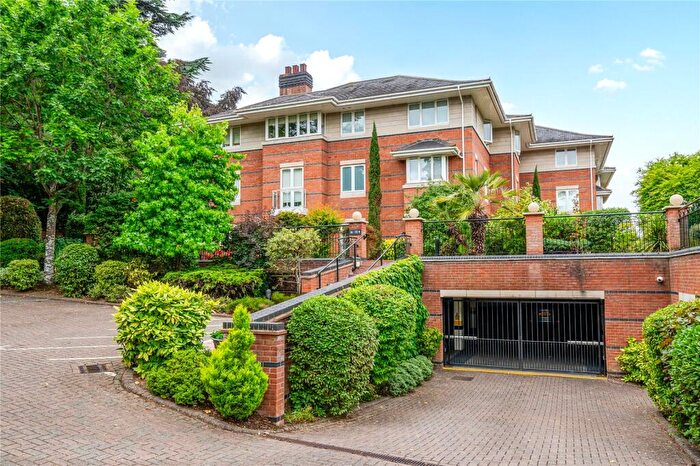 3 Bedroom Flat For Sale In Broadwater Place, Weybridge, KT13