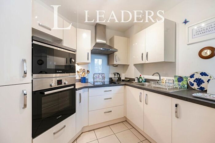 1 Bedroom Flat To Rent In South Parade, Southsea, PO4