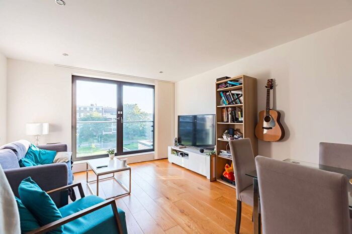3 Bedroom Flat To Rent In Axio Way, Bow, London, E3