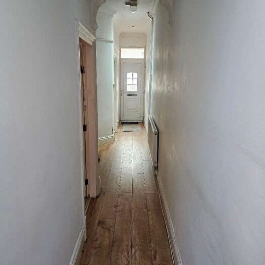 3 Bedroom Terraced House For Sale In Winchester Avenue, Leicester, LE3
