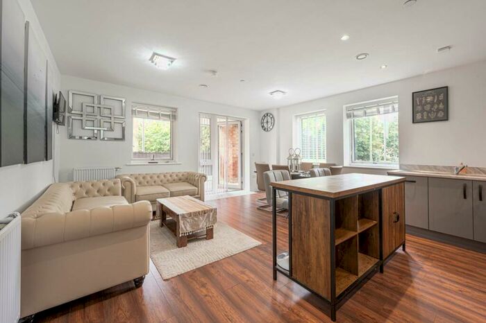 2 Bedroom Flat To Rent In Oakleigh Road North, Whetstone, London, N20