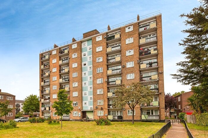 2 Bedroom Flat For Sale In Lowth Road, London, SE5
