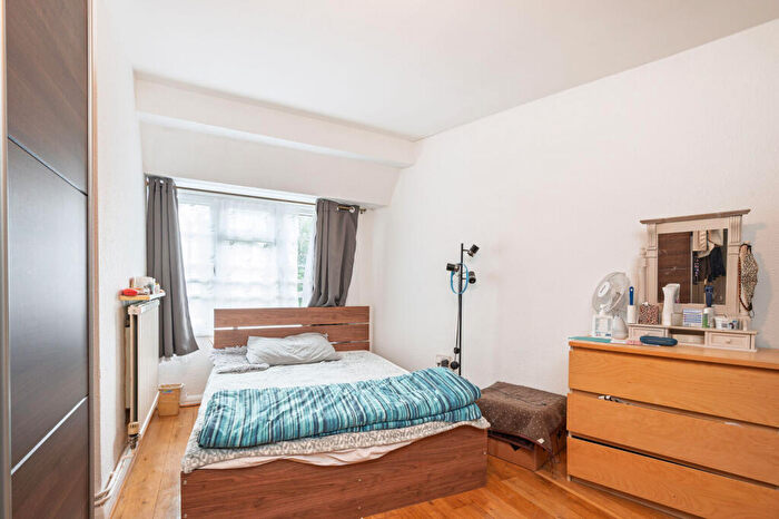 2 Bedroom Flat For Sale In Bells Hill, High Barnet, Barnet, EN5