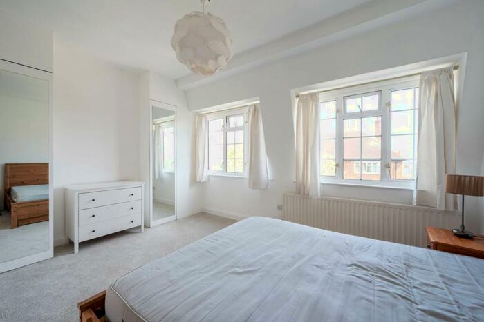 2 Bedroom Flat To Rent In Grove Road, Barnes, London, SW13