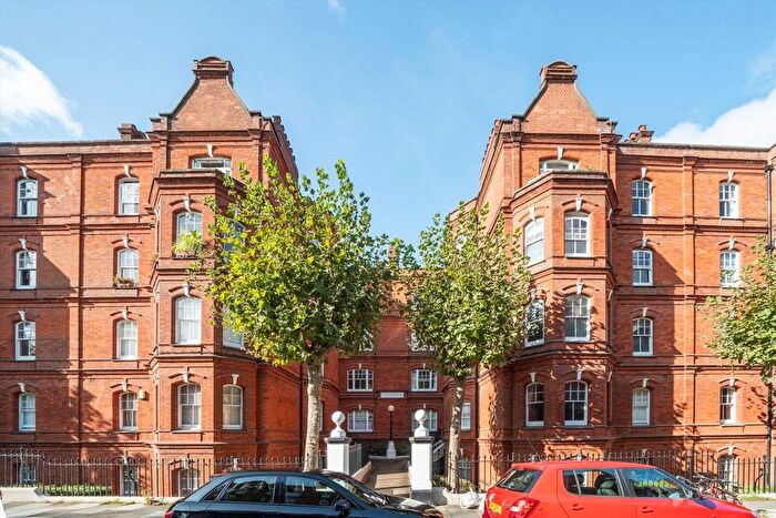 1 Bedroom Flat To Rent In Queen's Club Gardens, Barons Court, W14