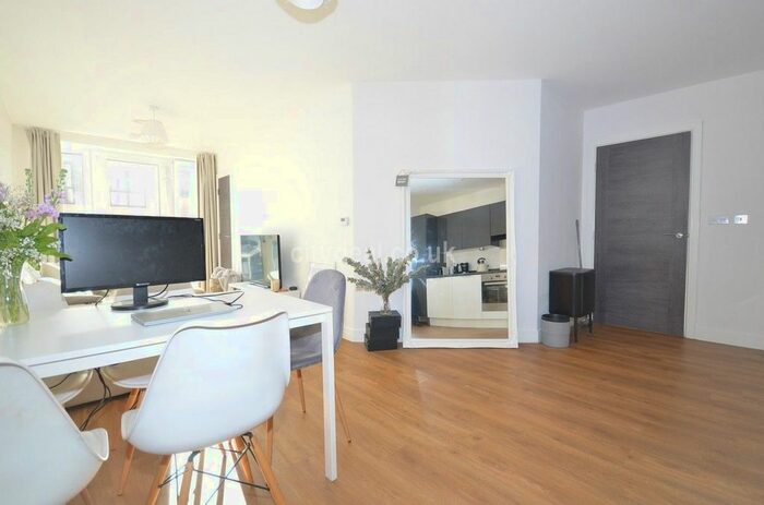 2 Bedroom Flat To Rent In Leighfield Court, Colonnade Gardens, London, W3
