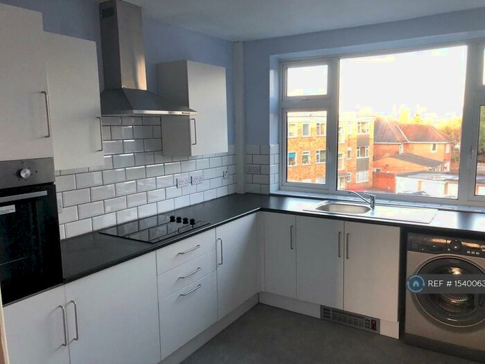 2 Bedroom Flat To Rent In Elsalene Court, Leicester, LE2
