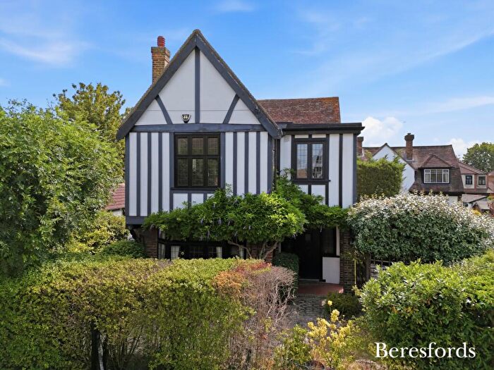 3 Bedroom Detached House For Sale In Edward Close, Gidea Park, RM2
