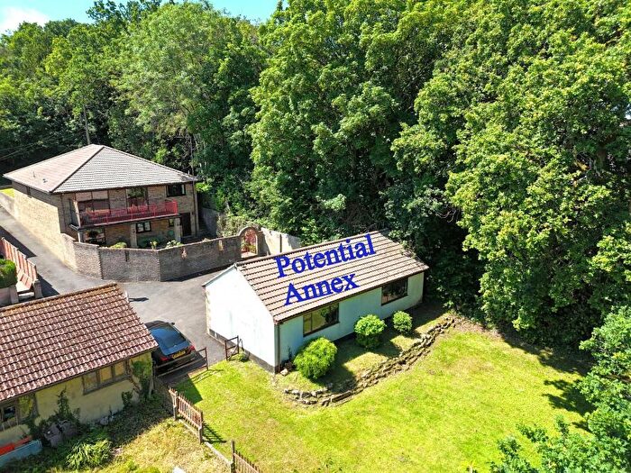 3 Bedroom Detached House For Sale In Merley Park Road, Wimborne, BH21
