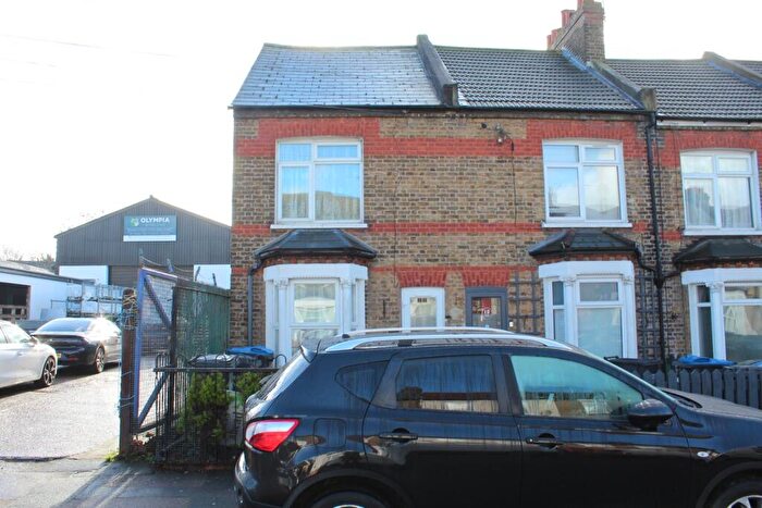 2 Bedroom End Of Terrace House For Sale In Northwood Road, Thornton Heath, CR7