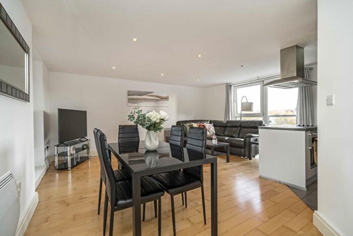 2 Bedroom Flat For Sale In Smugglers Way, London, SW18