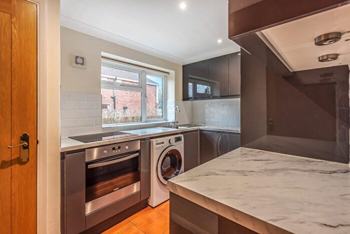 2 Bedroom Flat To Rent In Larch Close, Oxford, OX2