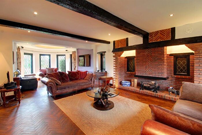 4 Bedroom Detached House For Sale In Brookmans Avenue, Brookmans Park, AL9