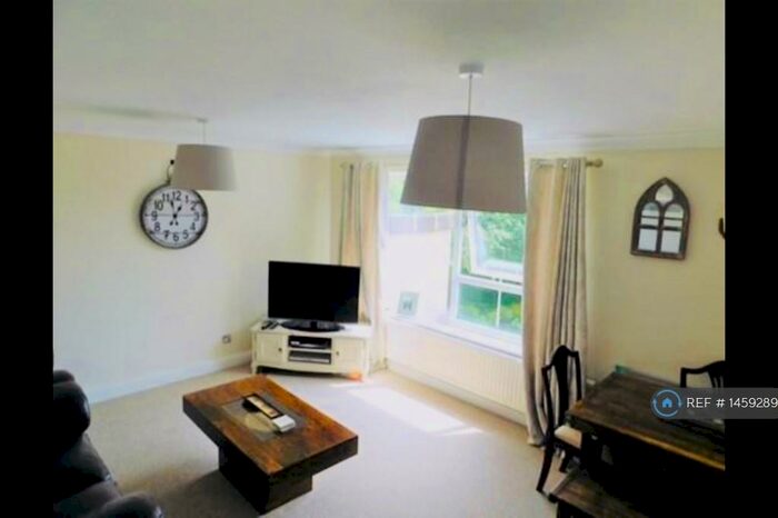 2 Bedroom Flat To Rent In Weetwood House Court, Leeds, LS16
