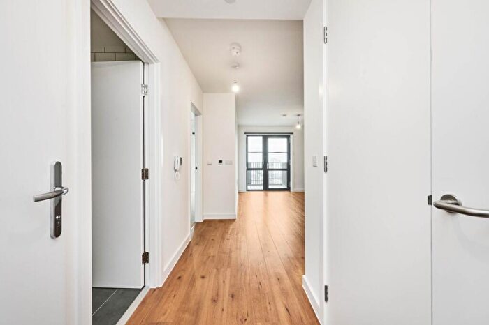 1 Bedroom Flat To Rent In New Road, Dagenham, RM9