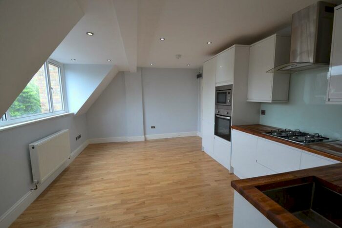 1 Bedroom Flat To Rent In High Street, Hoddesdon, Hertfordshire, EN11