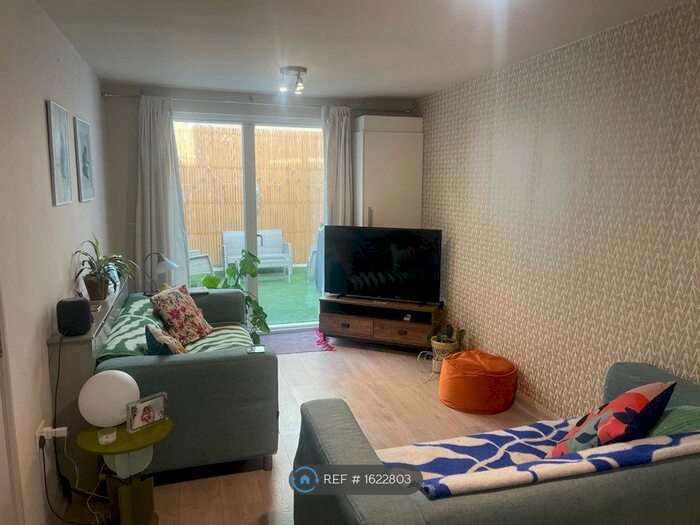 2 Bedroom Flat To Rent In Garfield Mews, London, SW11