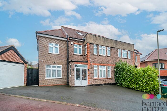 6 Bedroom Property To Rent In Saddlescombe Way, London, N12