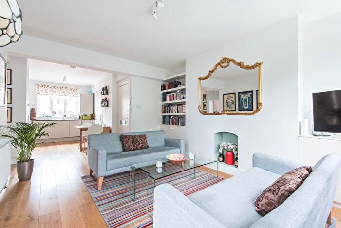 3 Bedroom Flat For Sale In Green Lanes, Finsbury Park, London, N4