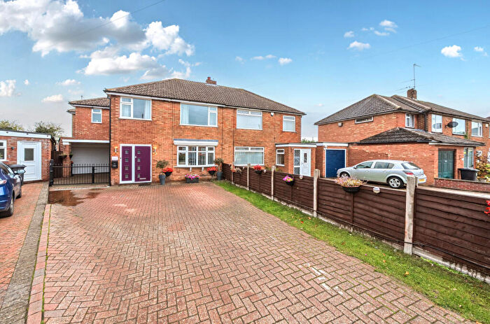 4 Bedroom Semi-Detached House For Sale In Thornbury, Dunstable, Bedfordshire, LU5