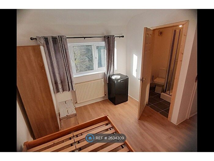 Studio To Rent In Stapleton Road, Borehamwood, WD6