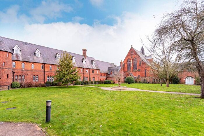 3 Bedroom Flat For Sale In Hatch Lane, Windsor, SL4