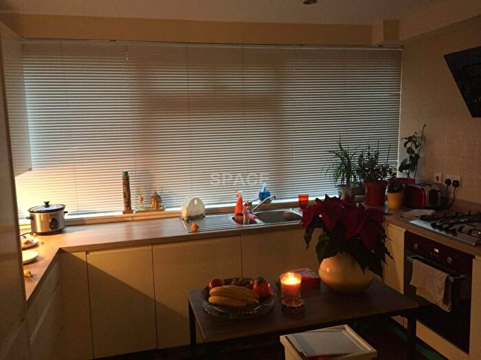 3 Bedroom Town House To Rent In Mill Close, Wokingham, RG41