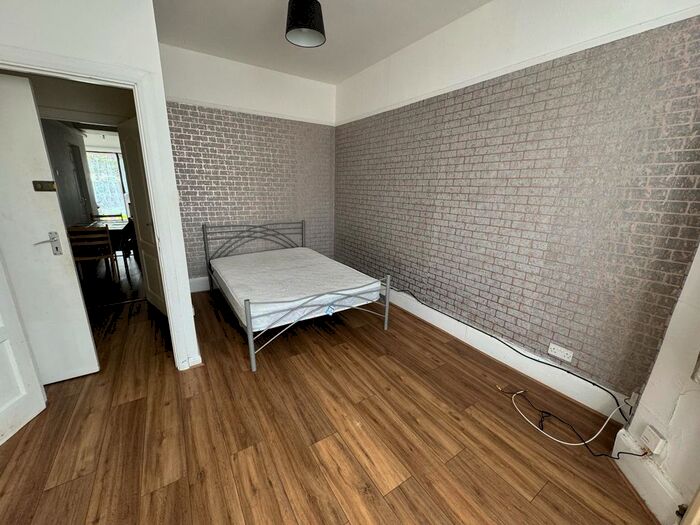 1 Bedroom Flat To Rent In Courtland Avenue, Ilford, IG1