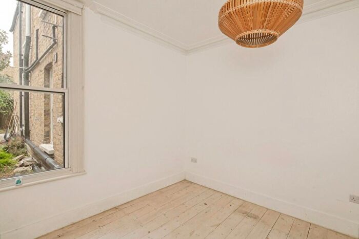2 Bedroom Flat For Sale In Cavendish Road, London, SW12