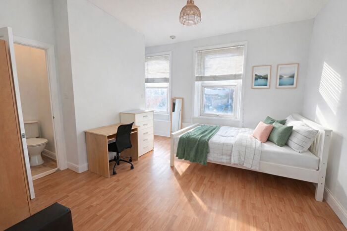 Studio To Rent In Stamford Hill, London, N16