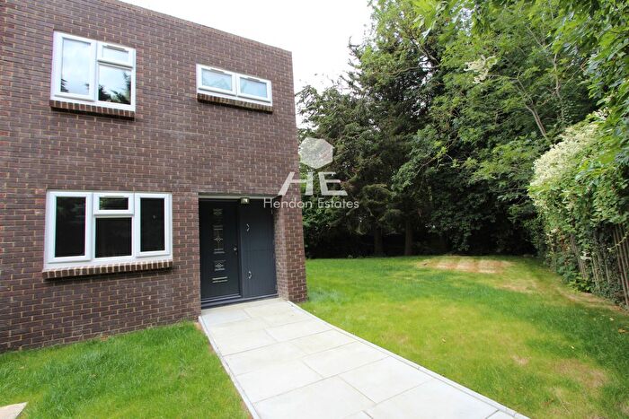 3 Bedroom End Of Terrace House To Rent In Linksway, London, NW4